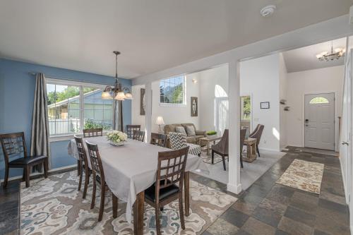 Χώρος καθιστικού στο All Seasons Getaway by NW Comfy Cabins