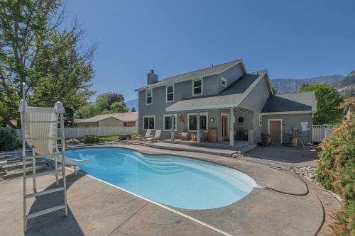 Πισίνα στο ή κοντά στο All Seasons Getaway by NW Comfy Cabins