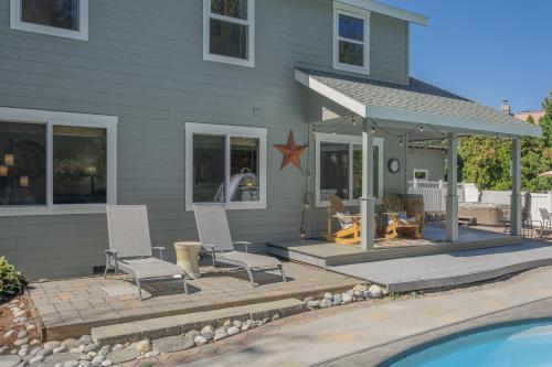Πισίνα στο ή κοντά στο All Seasons Getaway by NW Comfy Cabins