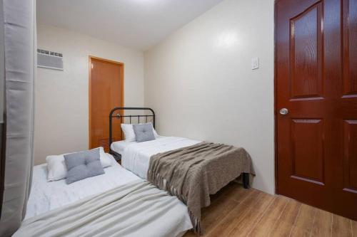 Postel nebo postele na pokoji v ubytování 3BR Furnished House Near Cebu IT Park with Parking, Fast WiFi, Netflix and More