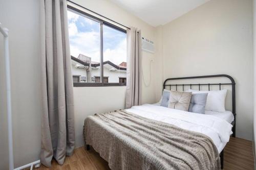 Postel nebo postele na pokoji v ubytování 3BR Furnished House Near Cebu IT Park with Parking, Fast WiFi, Netflix and More
