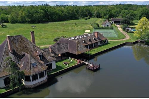 una vista aerea di una casa sull'acqua di Le Relais de Chasse a Clémont
