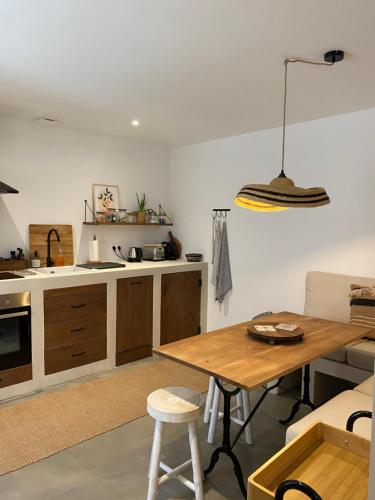 une cuisine avec une table en bois et une salle à manger dans l'établissement Joli appartement en ville, à Revel