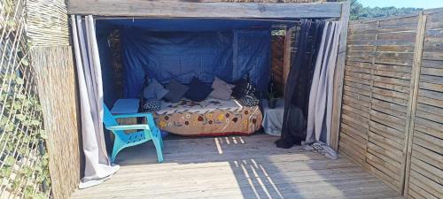 - un lit dans une tente à baldaquin bleu dans l'établissement Chambre a Martigues, à Martigues