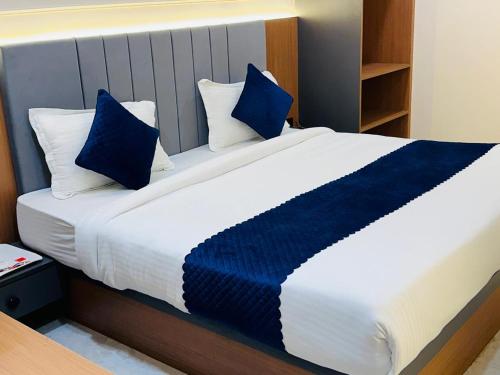 Ένα ή περισσότερα κρεβάτια σε δωμάτιο στο Hotel GRS Palace