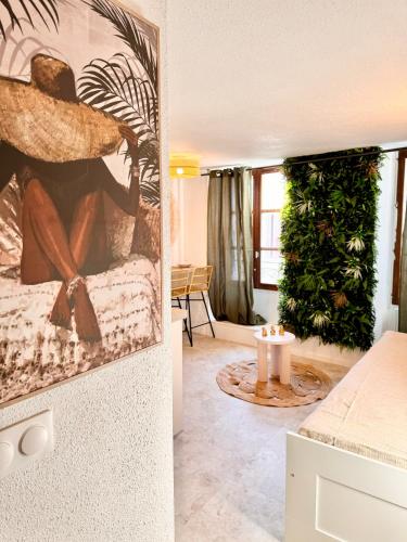 un salon avec un tableau sur le mur dans l'établissement Studio cosy UBUD plein centre Thonon, débarcadère belvédère, à Thonon-les-Bains