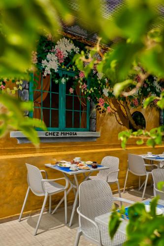 En have udenfor Chez Mimosa