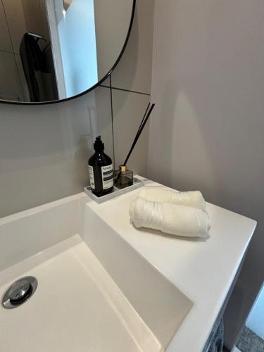 une salle de bain avec un lavabo blanc et un miroir dans l'établissement The Capital in Sandton-Luxury aparthotel, à Johannesbourg