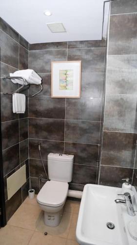 a bathroom with a toilet and a sink at Appartement Moderne au Cœur de Rabat in Océan