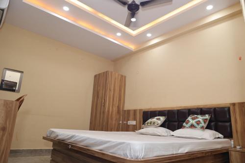 a bed in a room with a ceiling at Hotel Radiant in Jamshedpur
