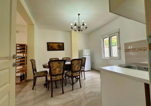 a kitchen and dining room with a table and chairs at Apartmani Suvodoli in Rvaši