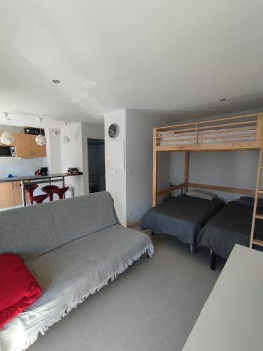 une chambre avec deux lits et un lit superposé dans l'établissement Apartamento AUÑAMENDI Pyrénées, à La Pierre Saint Martin