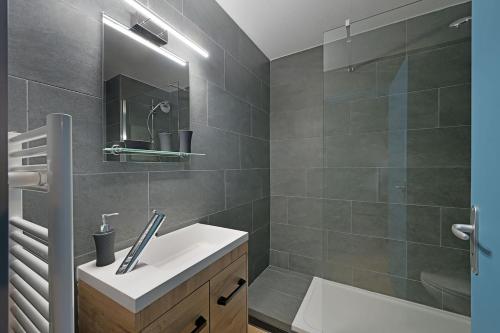 une salle de bain avec un lavabo et une douche dans l'établissement 063 - Studio Didion, Centre Gare St Roch, Clim, Balcon,4pers, à Montpellier