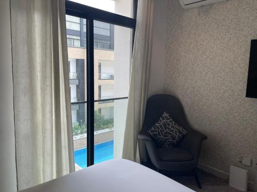 Ένα ή περισσότερα κρεβάτια σε δωμάτιο στο Embassy Apartments