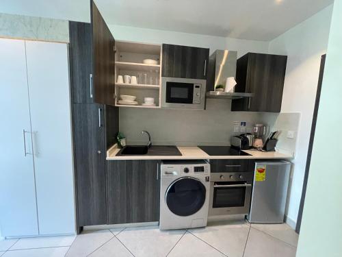 Η κουζίνα ή μικρή κουζίνα στο Embassy Apartments