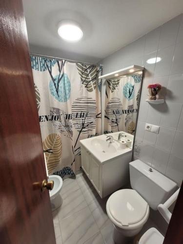 a bathroom with a toilet and a sink at Maison avec piscine privée in Cabra del Santo Cristo