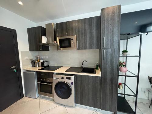 Η κουζίνα ή μικρή κουζίνα στο Embassy Apartments