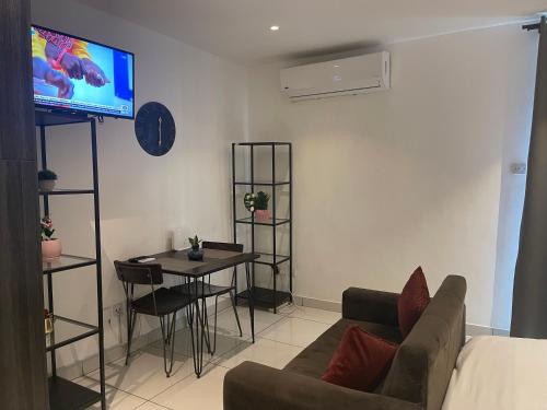 Μια τηλεόραση ή/και κέντρο ψυχαγωγίας στο Embassy Apartments
