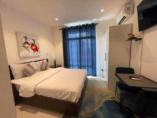 Ένα ή περισσότερα κρεβάτια σε δωμάτιο στο Embassy Apartments
