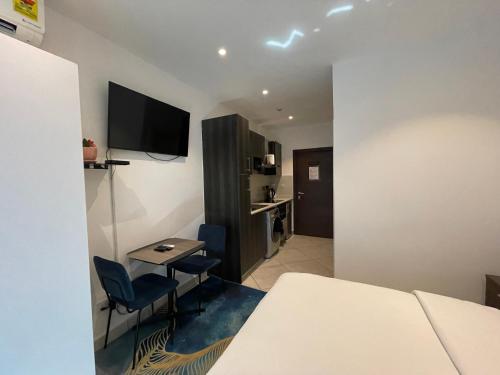 Μια τηλεόραση ή/και κέντρο ψυχαγωγίας στο Embassy Apartments
