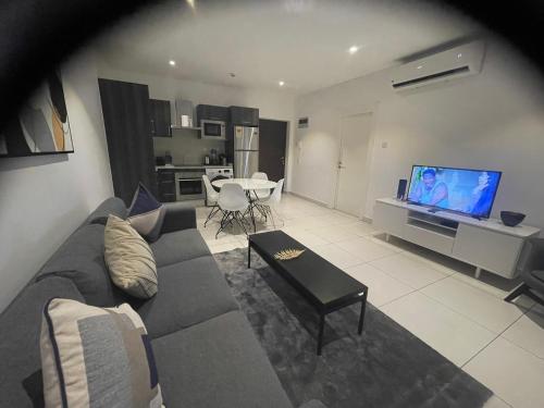 Μια τηλεόραση ή/και κέντρο ψυχαγωγίας στο Embassy Apartments