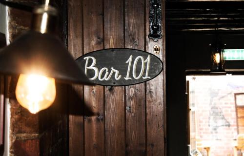 Лаундж или бар в The Crown Aldbourne