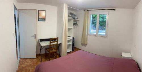 une chambre avec un lit, un bureau et une fenêtre dans l'établissement MASAPIER, à Avignon