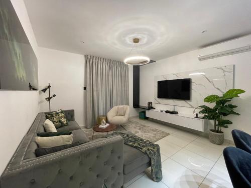 Μια τηλεόραση ή/και κέντρο ψυχαγωγίας στο Embassy Apartments