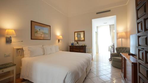 Postel nebo postele na pokoji v ubytování Grand Hotel Cocumella