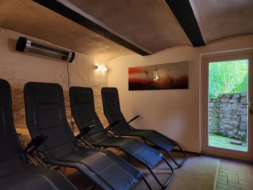 a row of chairs in a room with a window at Ferienwohnungen Hermannsmuehle in Klausdorf