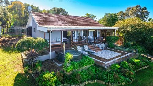 O grădină în afara Victoria Bay Holiday Cottage