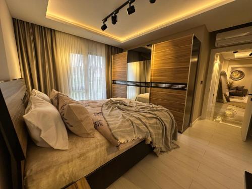 a bedroom with a large bed in a room at Nazlipart in Bostancı