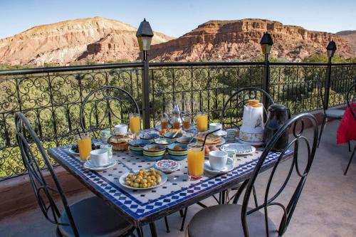 a table with food on it with a view of the grand canyon at Hotel Awayou in Bou Tharar
