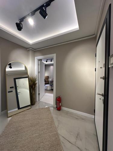 a hallway with a door and a mirror and a rug at Nazlipart in Bostancı