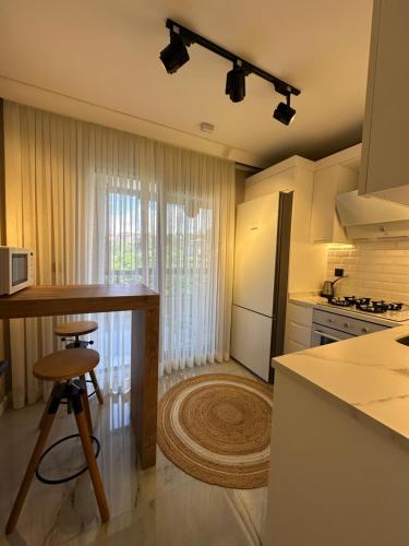 a kitchen with a table and a counter top at Nazlipart in Bostancı