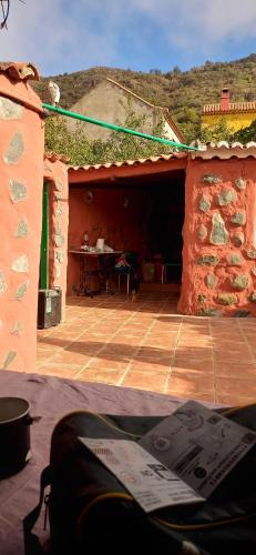 een skateboard op de grond voor een gebouw bij Casa García Pérez in Las Lagunetas
