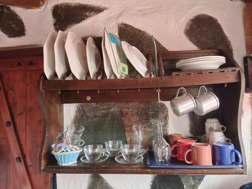 een houten plank met bekers en borden erop bij Casa García Pérez in Las Lagunetas