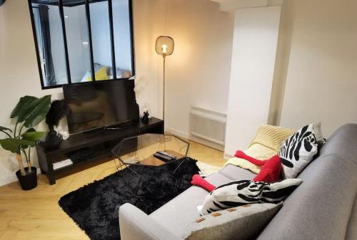 60m2 New designed 2 bdrs apt heart of Paris 75002 N2-108