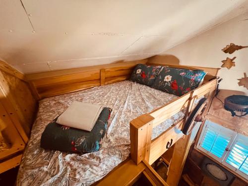 Postel nebo postele na pokoji v ubytování Tiny House, WIFI,Hot tub,Secluded