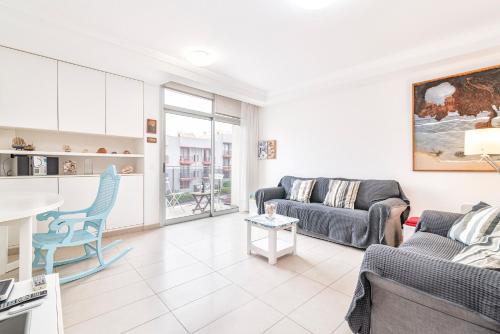 Ruang duduk di Comfortable Apartment with Terrace