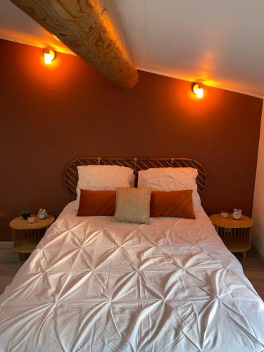 - une chambre avec un lit et 2 tables de chevet dans l'établissement Maison de ville COSY, à Bourg-Saint-Andéol