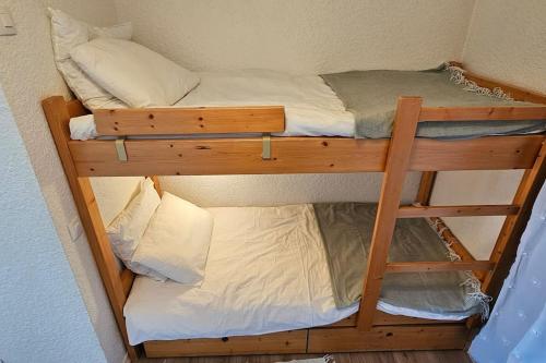 - 2 lits superposés dans une petite chambre dans l'établissement Un studio à Villard-Reculas, à Villard-Reculas
