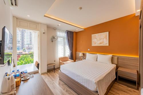 Postel nebo postele na pokoji v ubytování Moon Hotel 26 Do Quang