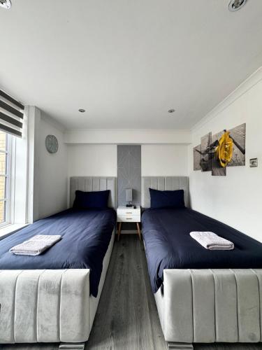 two beds sitting next to each other in a bedroom at Westminster Guest House in Oxford