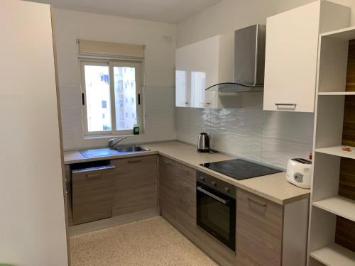 Kuchyň nebo kuchyňský kout v ubytování Amazing Double Room In Sliema