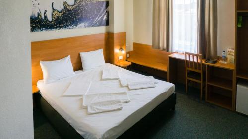 Arta City Hotelにあるベッド