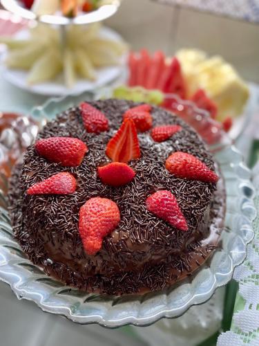 een chocoladetaart met aardbeien erop bij Pousada Cores Do Mar in Paraty