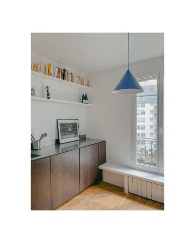 - un salon avec un bureau et une fenêtre dans l'établissement Appartement 2 pièces Paris 20e, à Paris