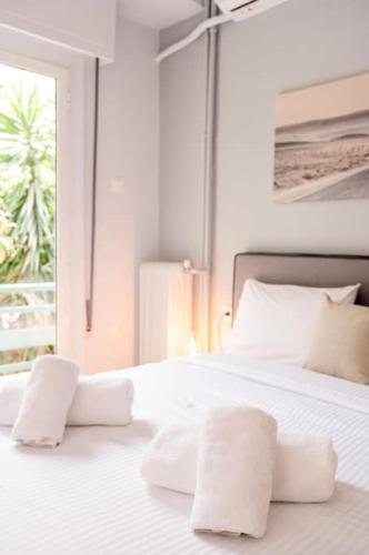 Ella's Cozy escape with balcony!