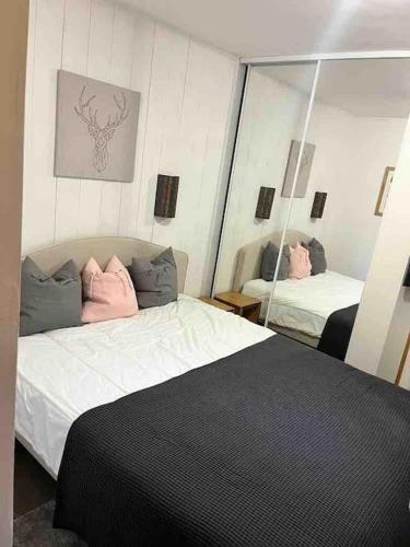 une chambre avec un lit et un miroir dans l'établissement Chalet Champagne et Montagne C201, à Montchavin